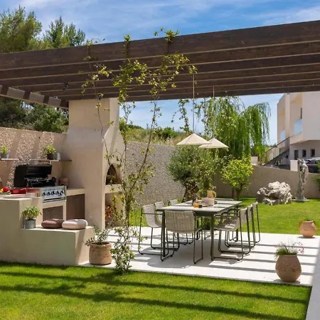 Modern With Private Pool شقة