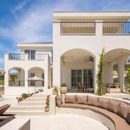 Modern With Private Pool شقة