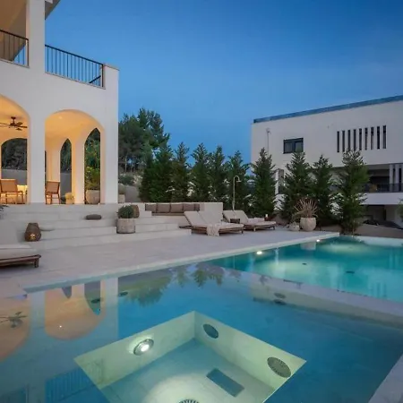 Modern With Private Pool بودْسْتغانا