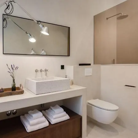 Modern With Private Pool شقة *