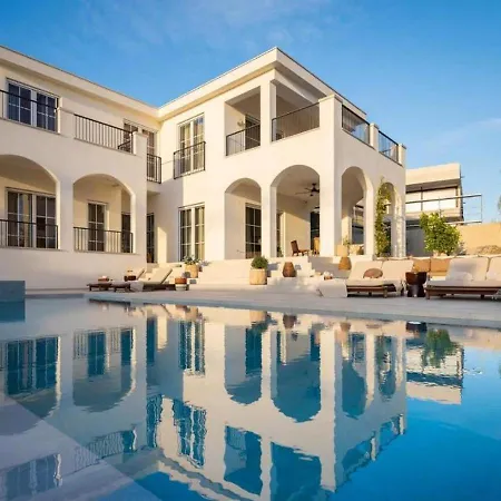 Modern With Private Pool شقة
