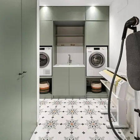 Modern With Private Pool شقة